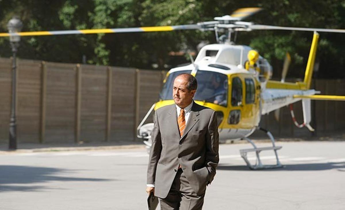 El conseller d’Interior, Felip Puig, arriba aquest dimecres al Parlament en helicòpter per les protestes que bloquegen l’entrada al parc de la Ciutadella, on està situada la Cambra.