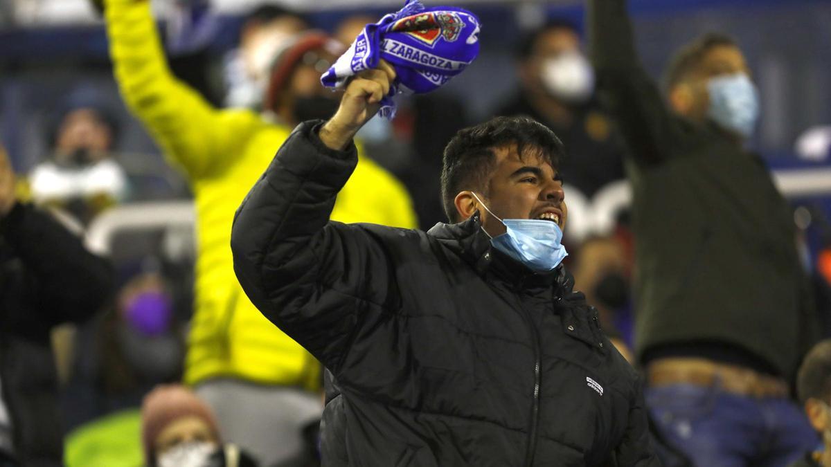 Un aficionado con su bufanda en el partido de Copa ante el Sevilla.