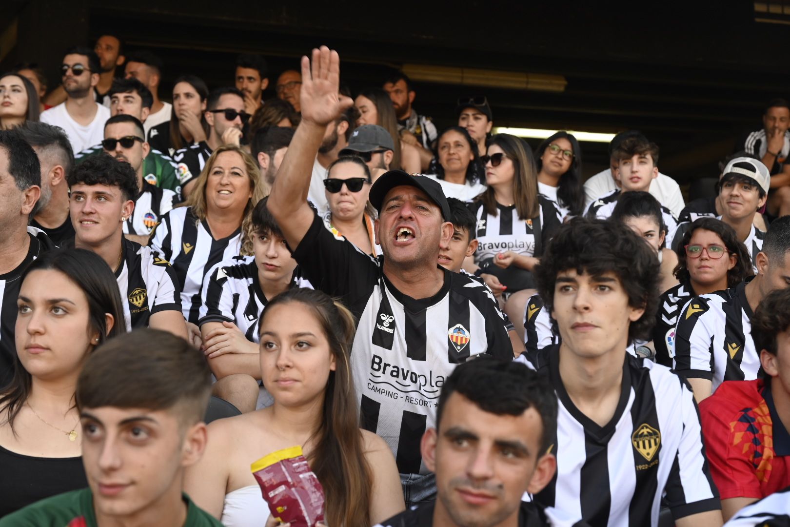 Así vive la afición albinegra el partido Alcorcón-Castellón