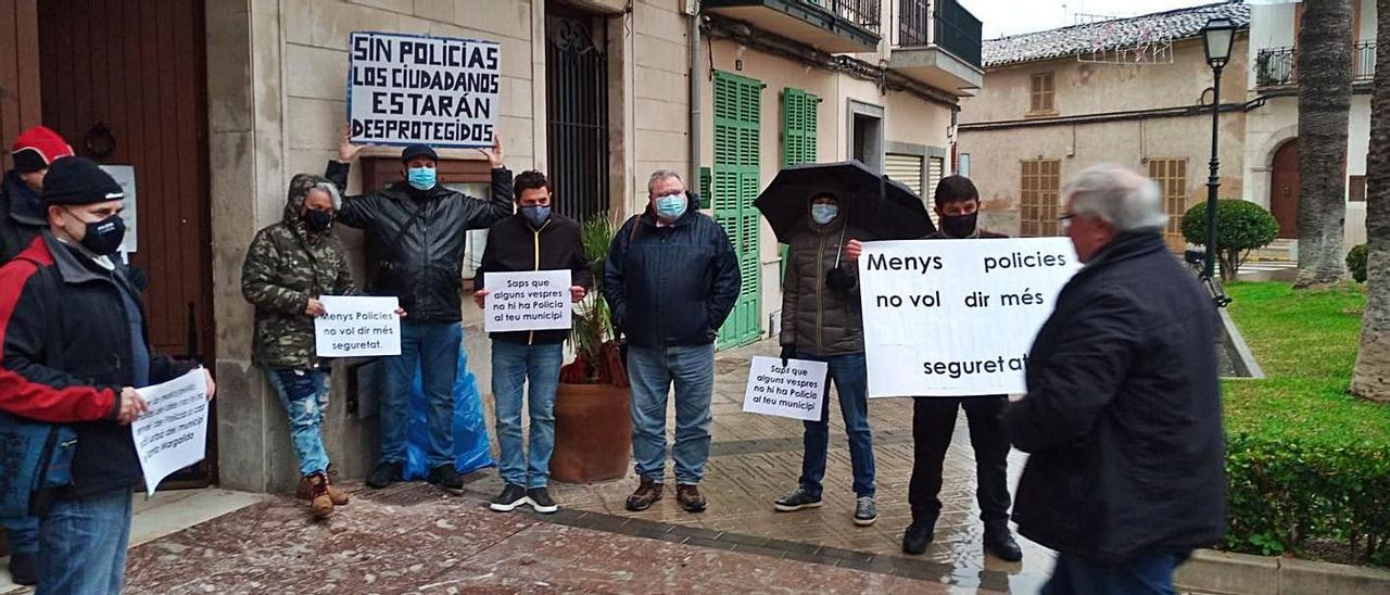 Agentes de la policía protestaron en enero ante el alcalde Monjo por su situación.