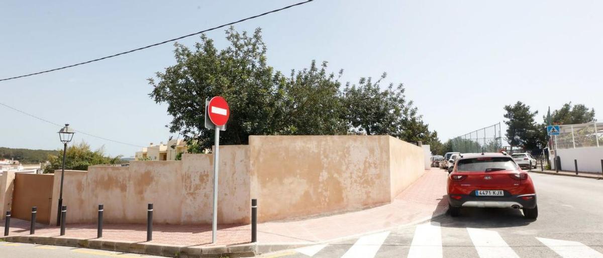 Terreno, frente al colegio, en el que el Consistorio construirá la nueva ‘escoleta’. |