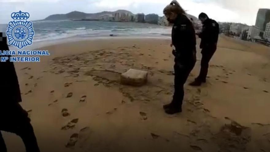 El tercer fardo de droga en menos de dos semanas en la playa de Las Canteras