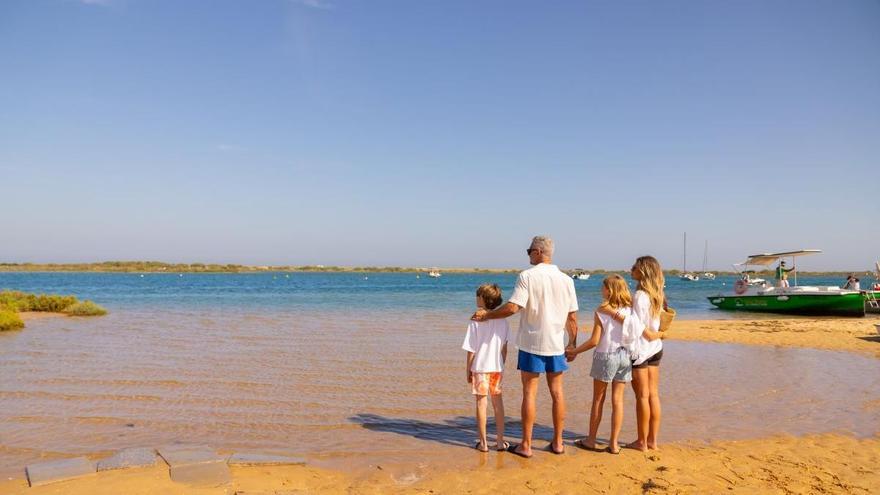 Entre la Ría Formosa y el Atlántico, Cabanas de Tavira ofrece una escapada familiar para alargar el verano.
