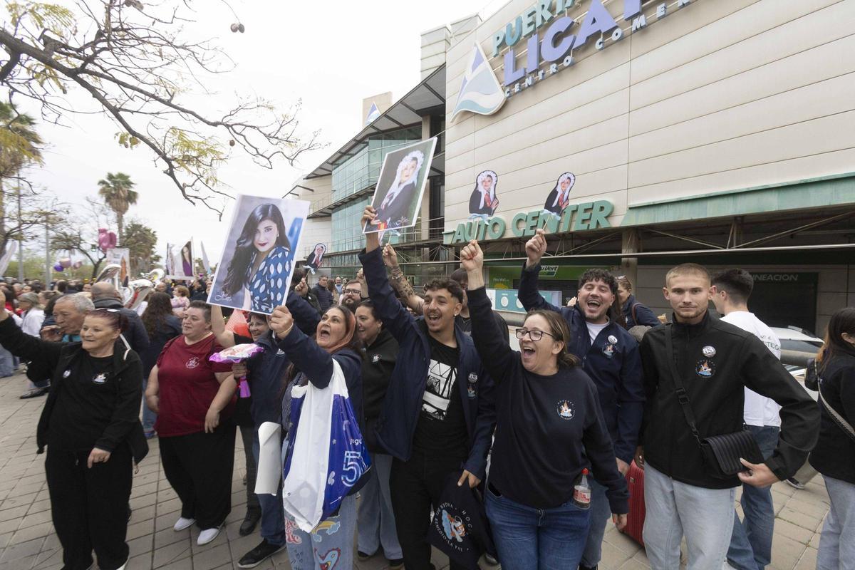 Las candidatas regresan a Alicante arropadas por una emotiva bienvenida de foguerers, en imágenes Las candidatas regresan a Alicante arropadas por una emotiva bienvenida de foguerers, en imágenes