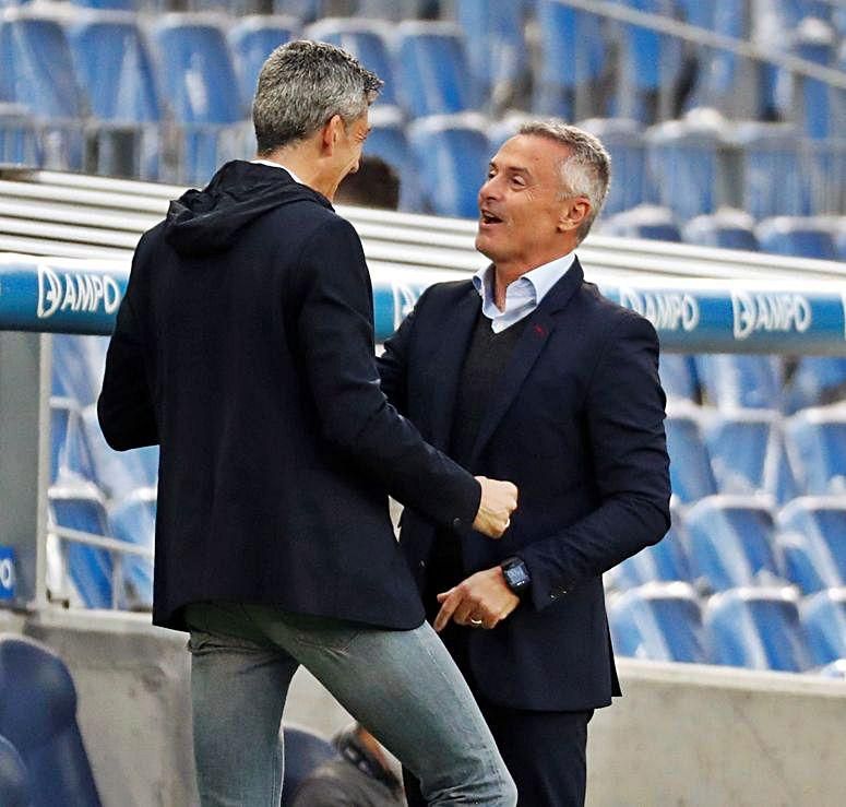 Saludo amistoso entre los técnicos Alguacil y Escribá, ayer. | JUAN HERRERO / EFE