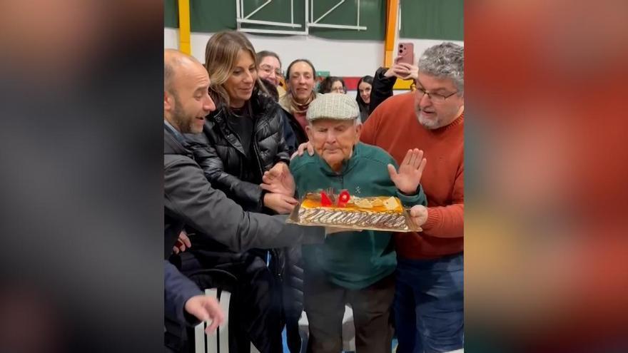 Sopla las velas a sus 94 años un desalojado por el temporal de Grazalema acogido en Ronda