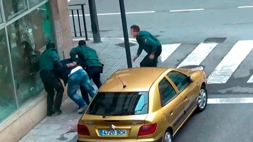 Atraco en Cangas de Onís: La Guardia Civil detiene a uno de los atracadores