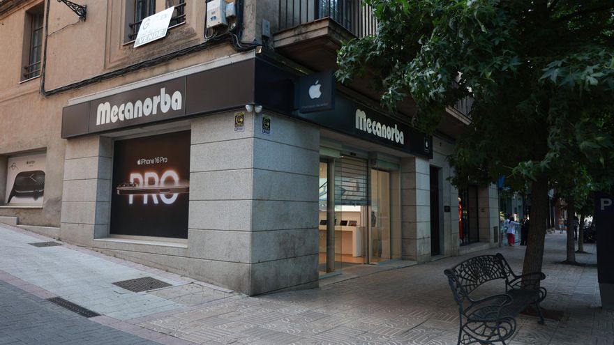 Robo con violencia y organización criminal: los delitos que se le imputan al detenido por atracar en la tienda de Apple de Cáceres