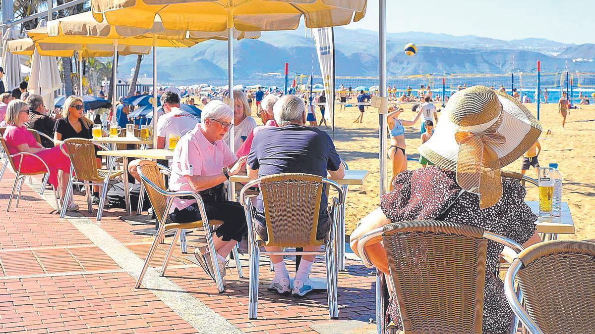 Turistas llenan las terrazas de la playa de Las Canteras