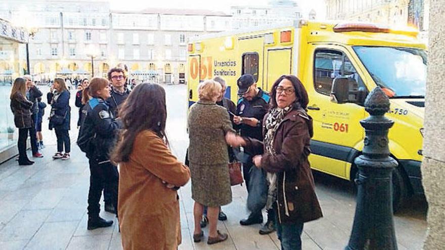 Ambulancia en la plaza de María Pita.