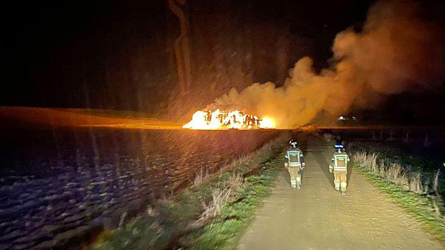 Los Bomberos, con el la columna de humo al fondo. | B. T.