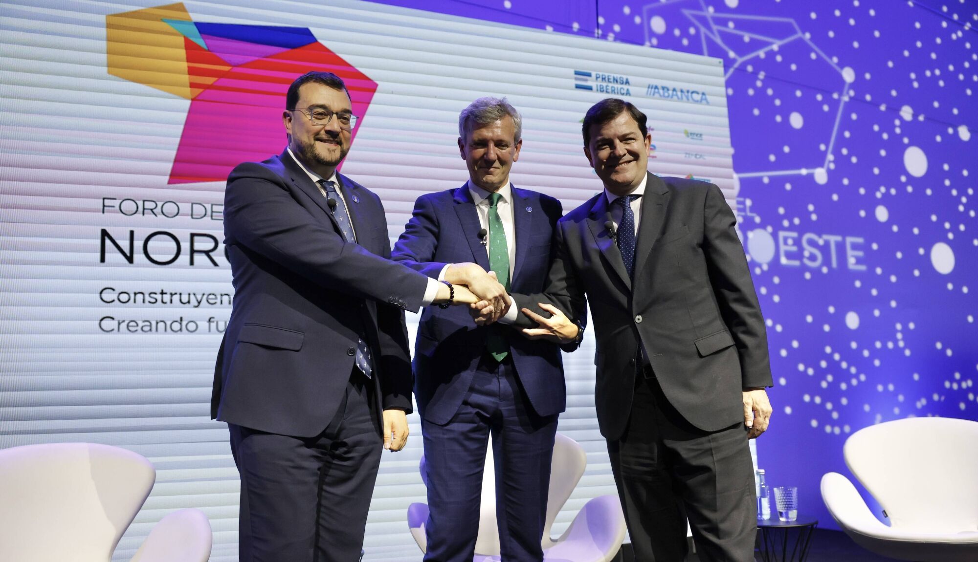 El apretón de manos entre los tres presidentes autonómicos (Galicia, Asturias y Castilla y León) que participan en el Foro del Noroeste. 