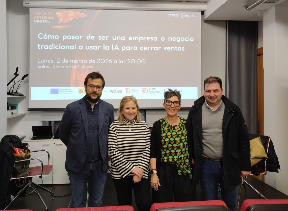 Los responsables de la iniciativa posan con el alcalde de Salas, Sergio Hidalgo.