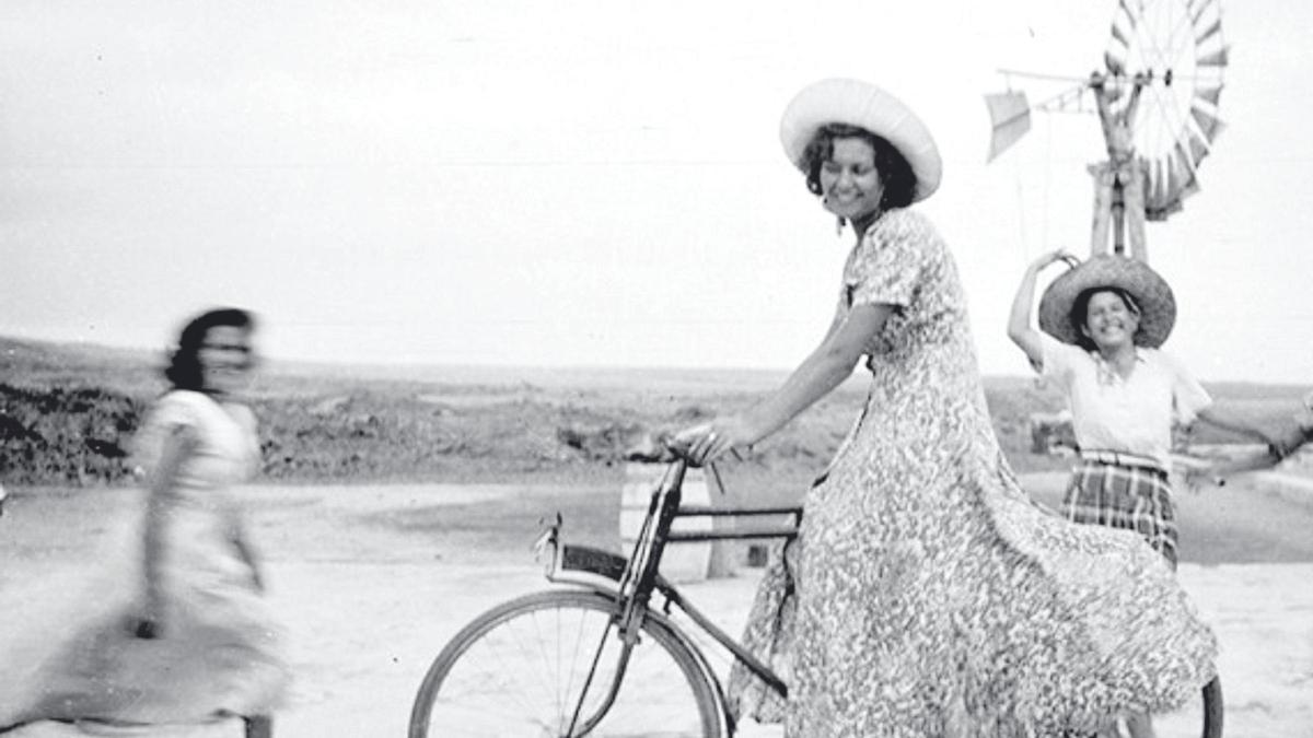 Imagen de varias chicas divirtiéndose en Las Salinas de Punta Mujeres (1955)