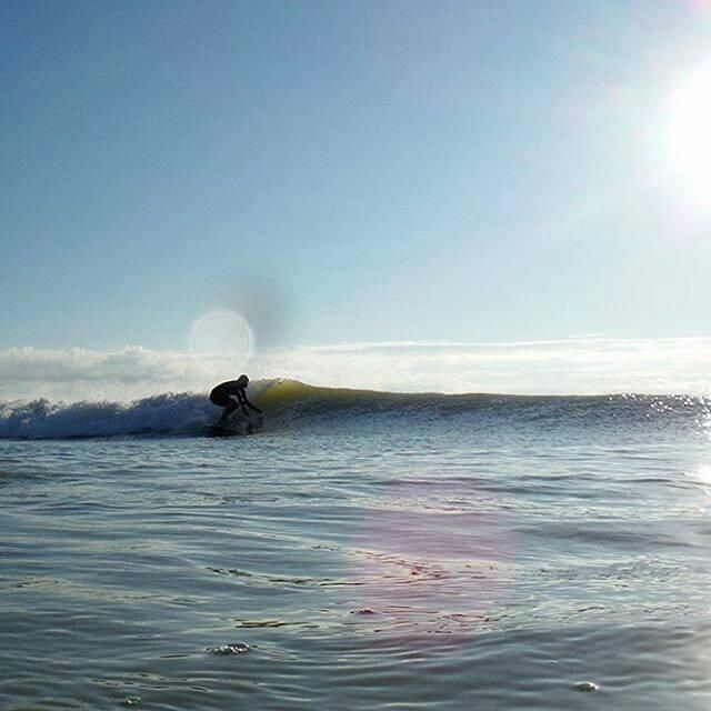 La playa del Arenal, con Pepe Birra surfeando de maravilla.