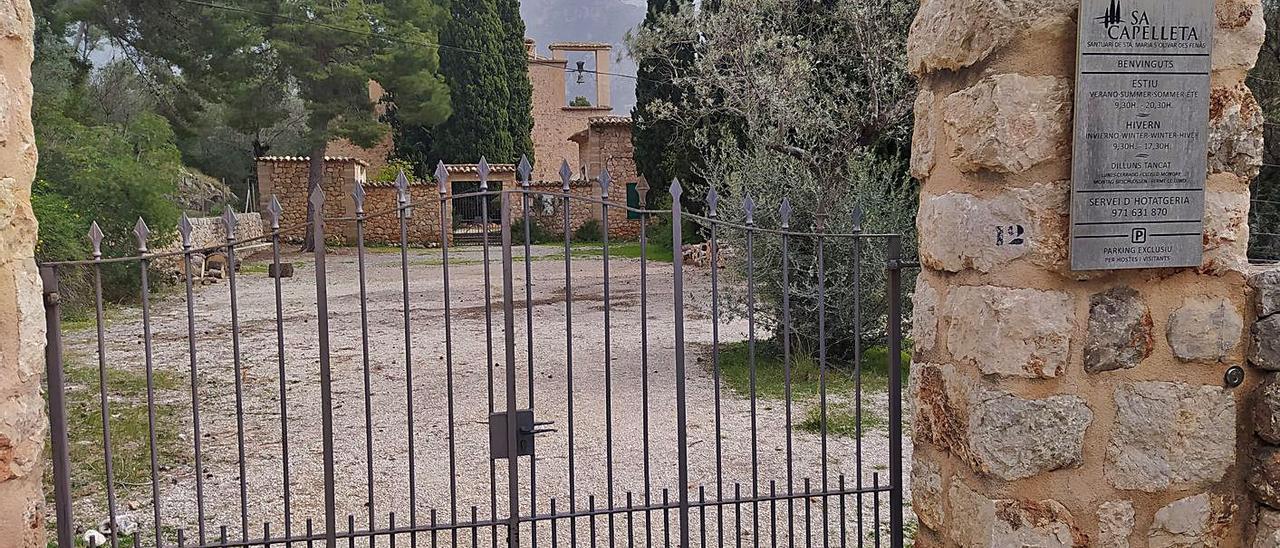 El acceso al recinto de Santa Maria de l’Olivar del Fenaç permanece cerrado al público.