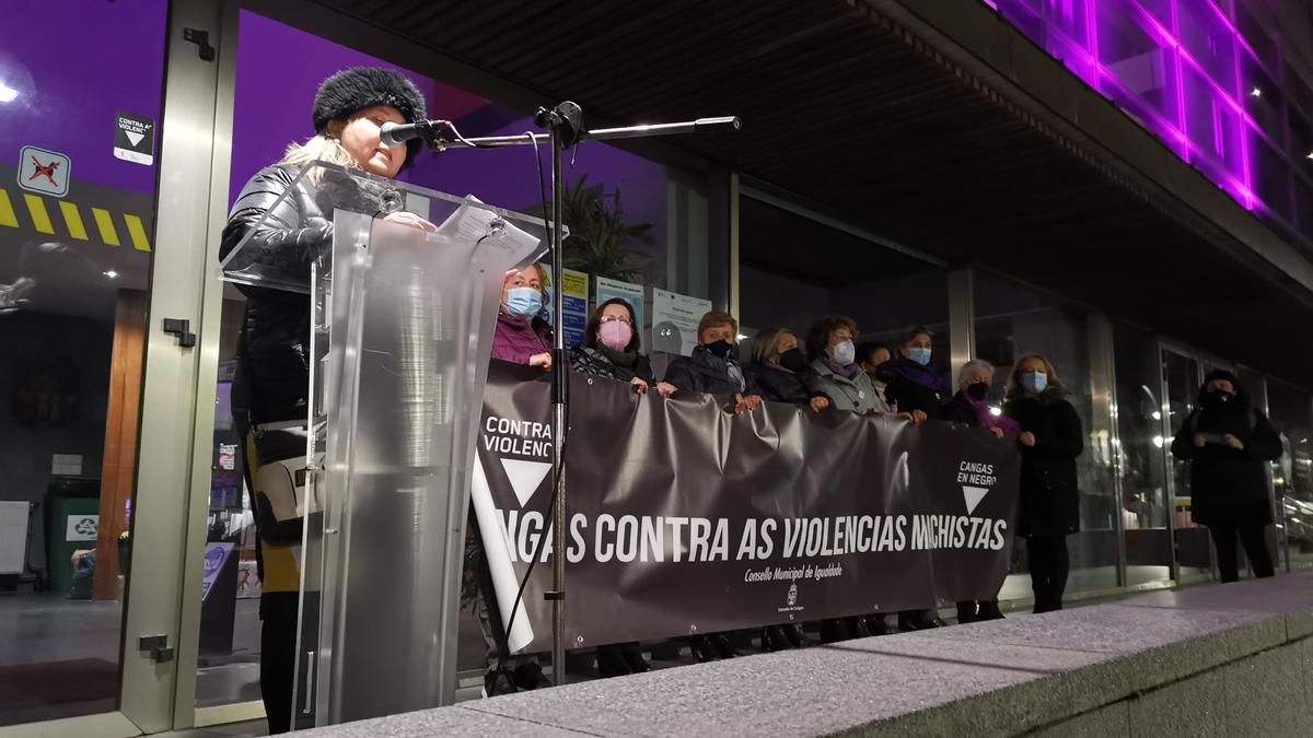 Lectura del manifiesto en la movilización por la tarde en Cangas.