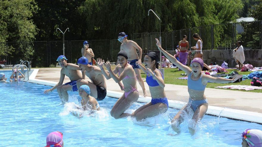 Jóvenes en las piscinas de Lalín, ayer. | |