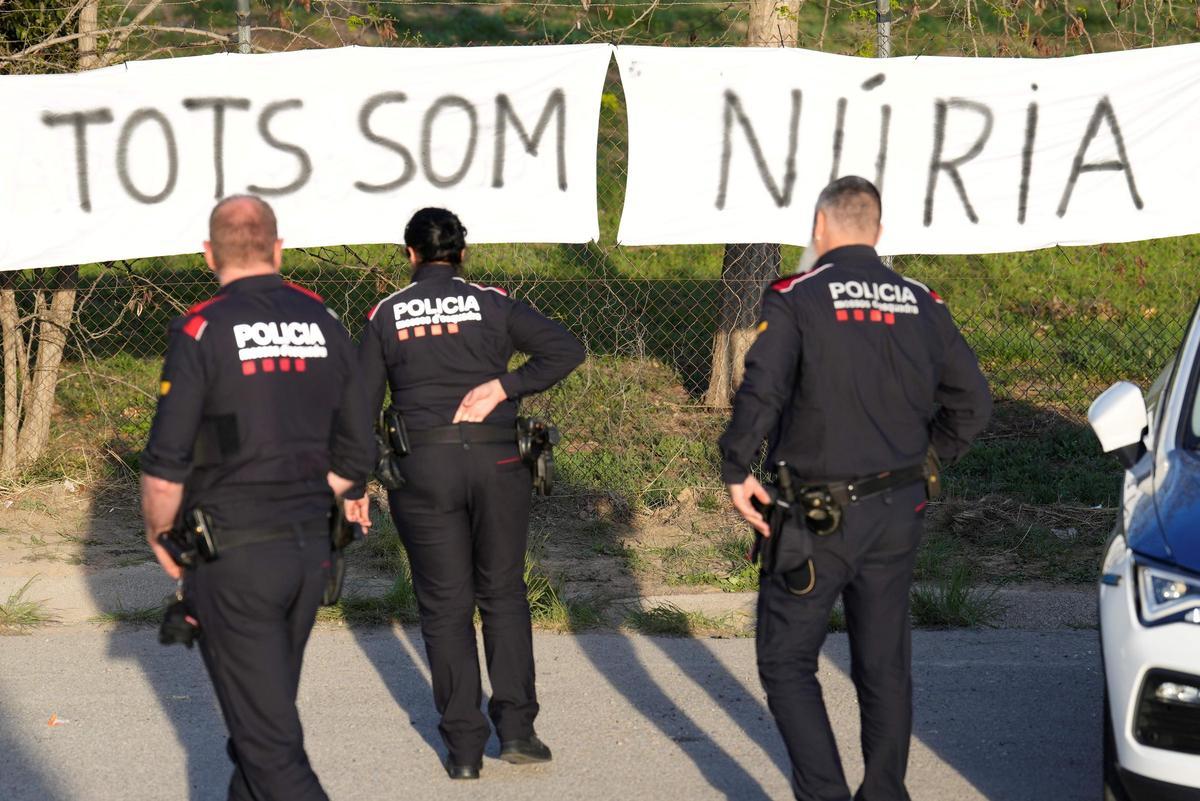 Aspecto de la entrada a la cárcel de Can Brians después de que los funcionarios que bloqueaban el acceso abandonen el bloqueo.