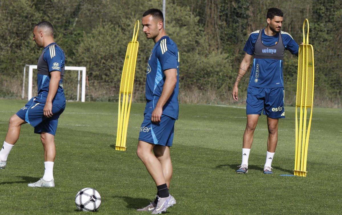 Cazorla, Castri y Carmo, en el entrenamiento de ayer en El Requexón.  | FERNANDO RODRÍGUEZ