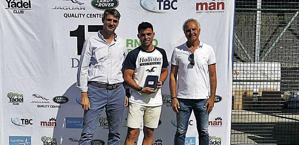 Campeonas cuarta categoría  femeninaRut Alguacil y Yolanda Garví posan con sus trofeos tras ganar a Carolina y Eugenia por 6-0 y 6-0. Reciben el premio de la mano de Carlos Cabot y Luis Arroyo.