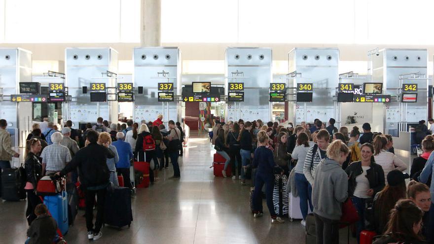 Viajeros antes de salir de viaje desde el aeropuerto de Málaga.