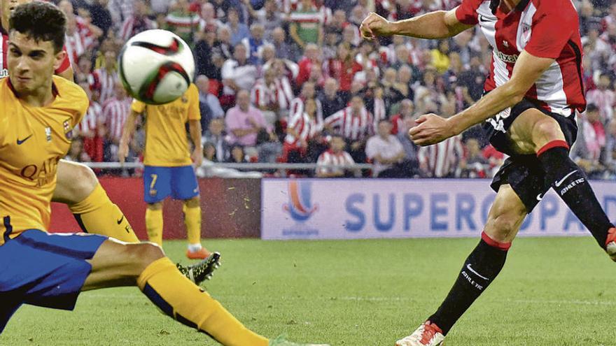Bartra no puede evitar que el remate de Adúriz se convierta en el tercer gol del Athletic.
