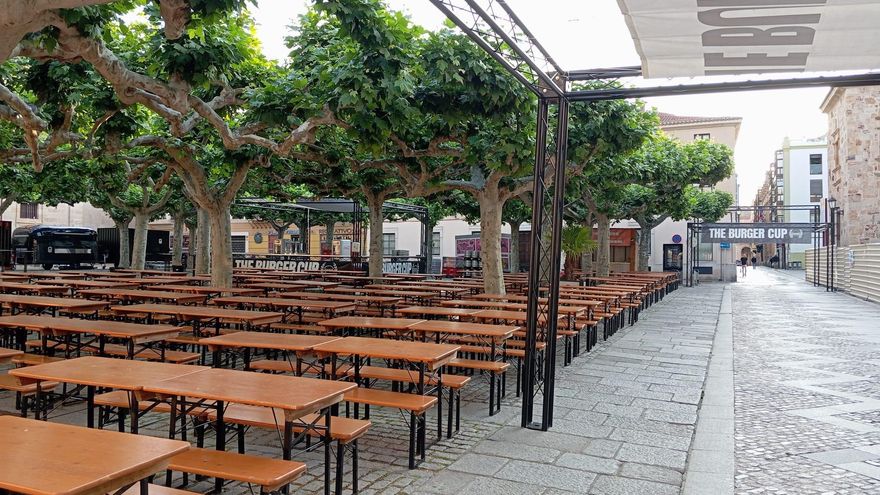 ¿Por qué está la plaza de Viriato de Zamora repleta de mesas y bancos?