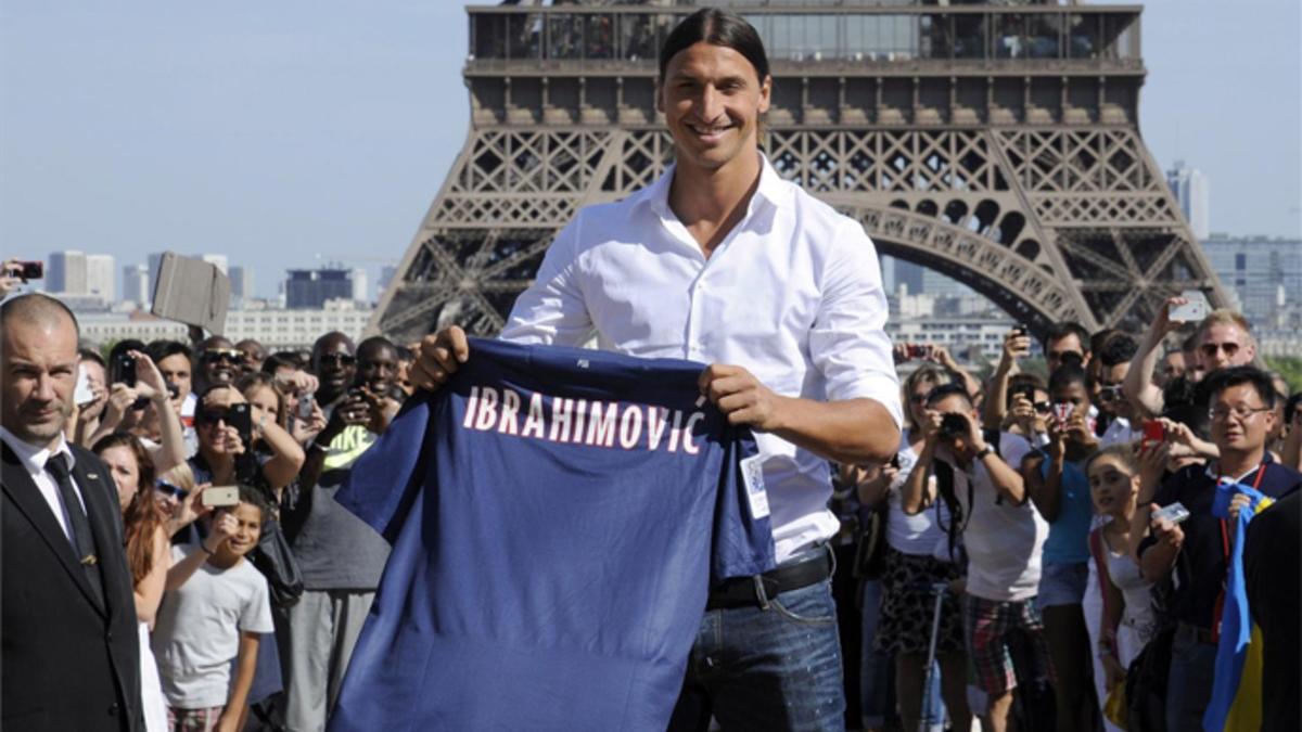 Ibrahimovic, posando junto a la Torre Eiffel