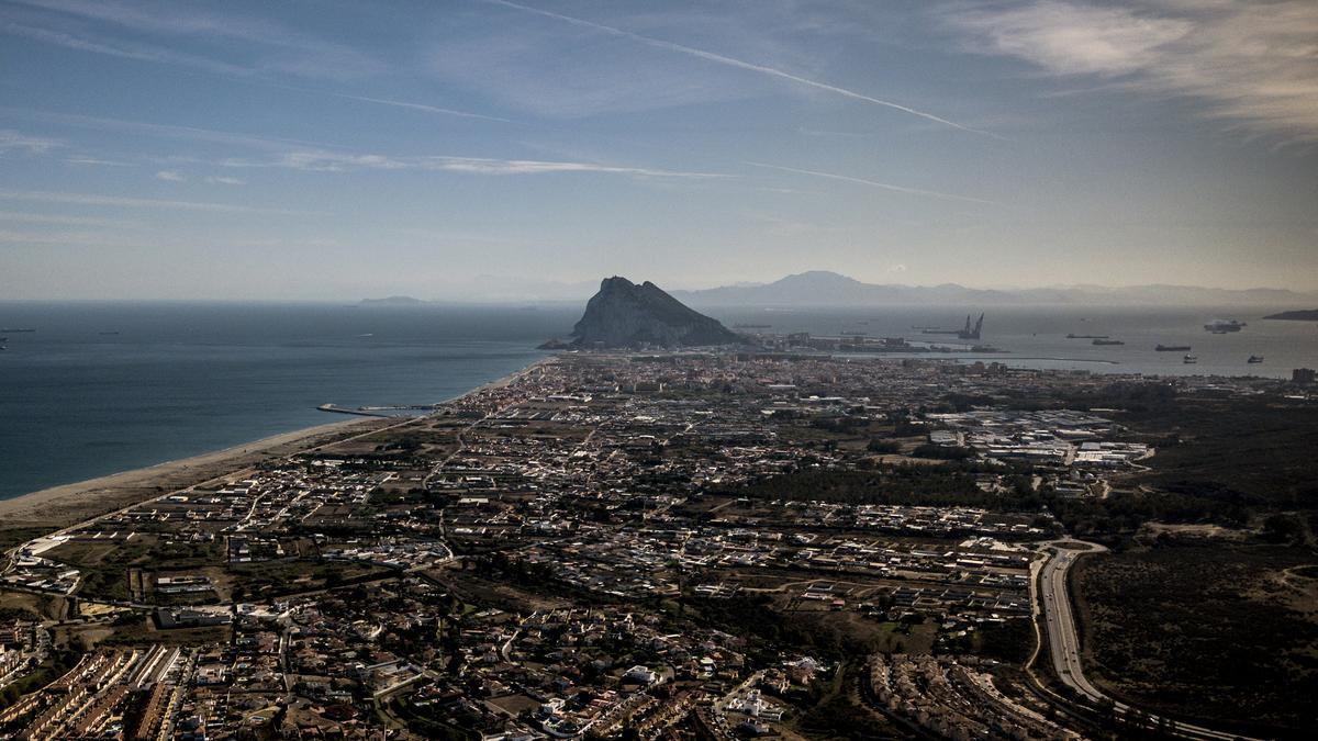 Vista aérea de Gibraltar, la colonia británica, desde la vecina ciudad de La Línea, el 17 de octubre de 2019.