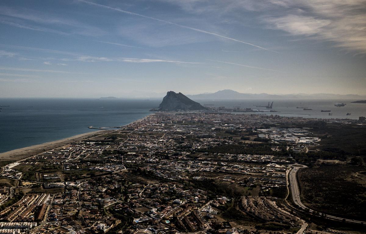 Vista aérea de Gibraltar desde La Línea de la Concepción. 