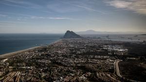 Vista aérea de Gibraltar, la colonia británica, desde la vecina ciudad de La Línea, el 17 de octubre de 2019. 