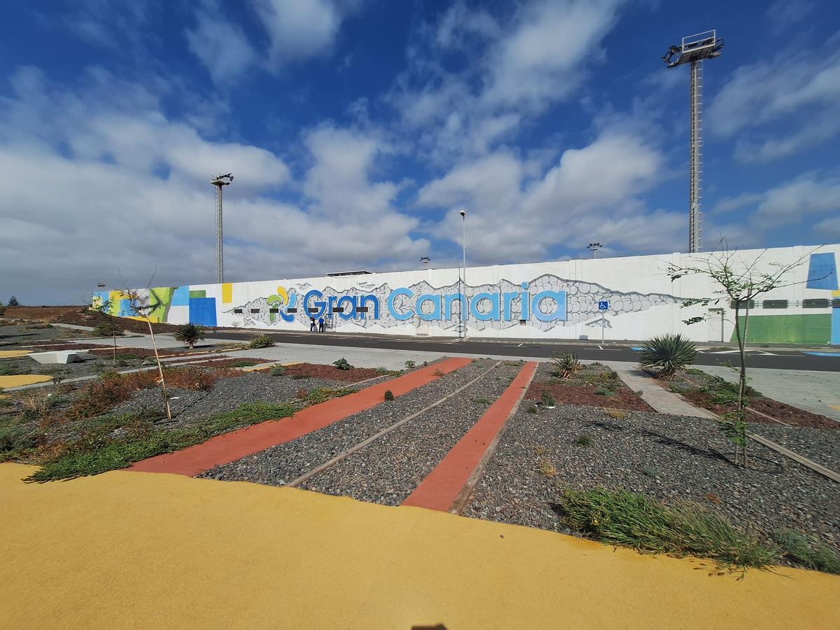 Imagen del mural en la pared del campo de fútbol de La Capellanía que tiene vista a la GC-1.