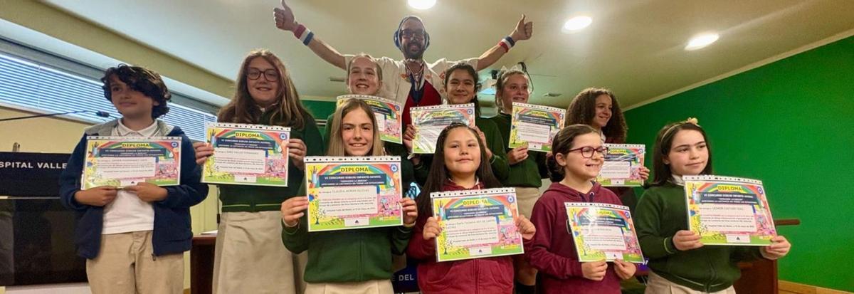 Los niños ganadores del concurso posan con sus diplomas y el doctor Petanca. | D. O.