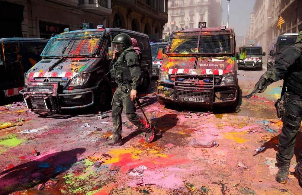 Choques entre independentistas y mossos en Barcelona