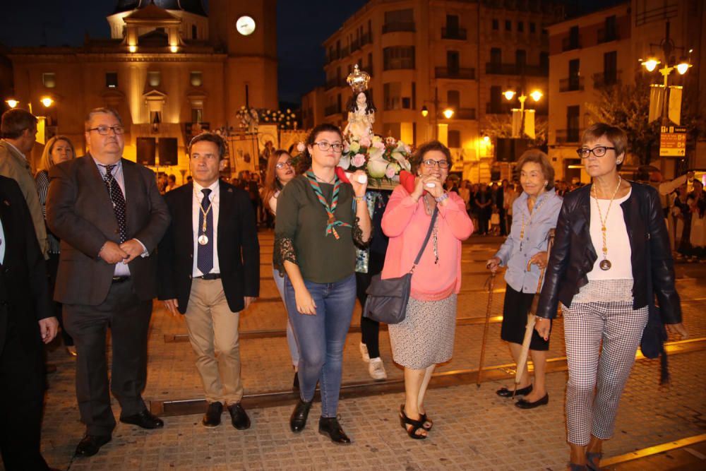 Alcoy muestra su devoción a la Virgen de los Lirios con miles de flores.