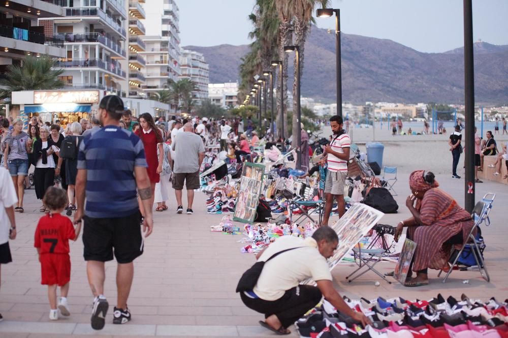 Mig miler de manters ocupen un quilòmetre del passeig Marítim de Roses