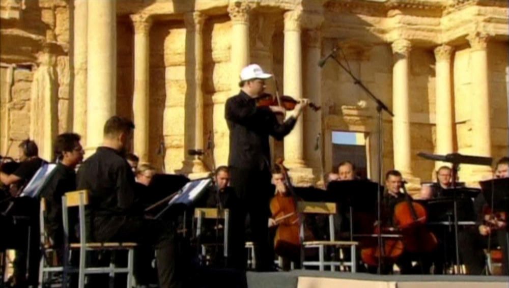 La Orquesta Sinfónica de San Petersburgo ha dado este jueves un concierto en el anfiteatro romano de la ciudad antigua de Palmira para celebrar el desminado de estas ruinas sirias.