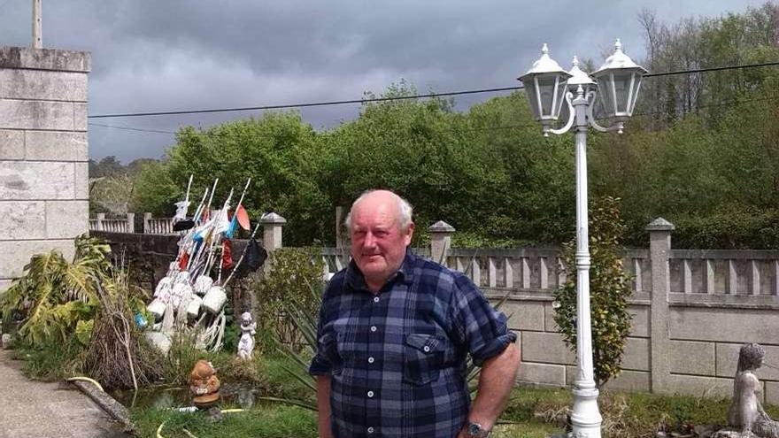 Manuel Martínez, ayer, en el jardín de su casa en Cangas.  // Gonzalo Núñez