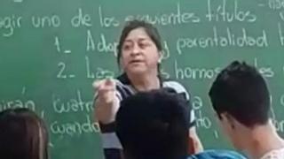 Entra en la clase de un colegio para golpear a un alumno que maltrataba a su hijo