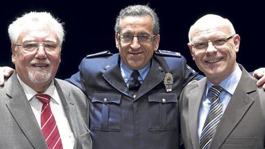 Brüder im Liede: Bundesorganisationsleiter Wolfgang Hess (li.) und Bundesvorsitzender Rolf Holz (re.) mit José Antonio Navarro von der Ortspolizei Calvià
