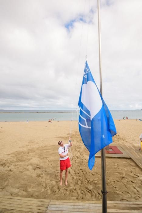 La Bandera Azul ondea ya en la playa de Las Canteras