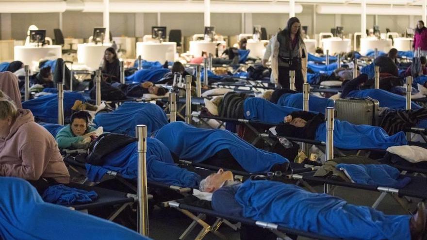 Numerosos pasajeros tuvieron que dormir en camastros en el aeropuerto de Schipol (Holanda).