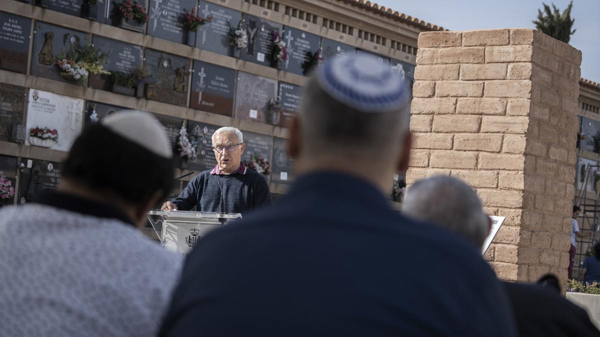 Joan Ribó interviene en el acto celebrado en el cementerio