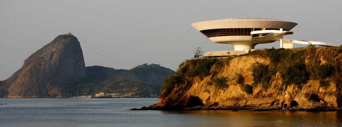 Museo Niteroi de Arte Contemporáneo en Brasil. Diseñado por Niemeyer.