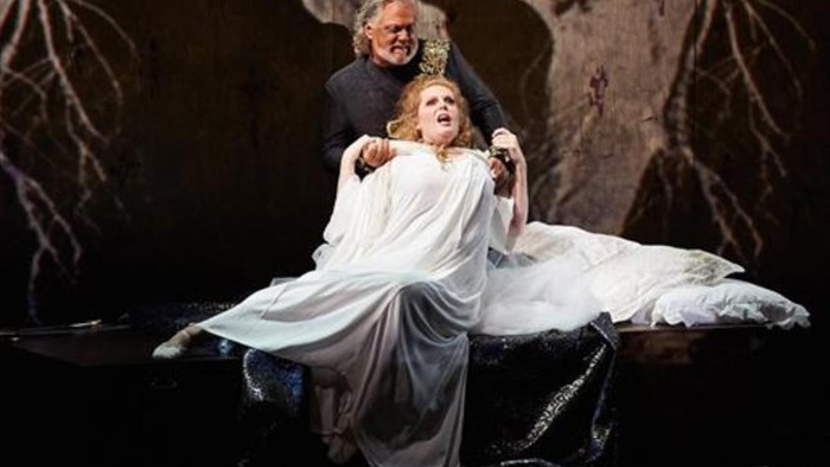 Gregory Kunde (derecha) y Eva-Maria Westbroek, en una escena del 'Otello' dirigido por Paco Azorín en Peralada.