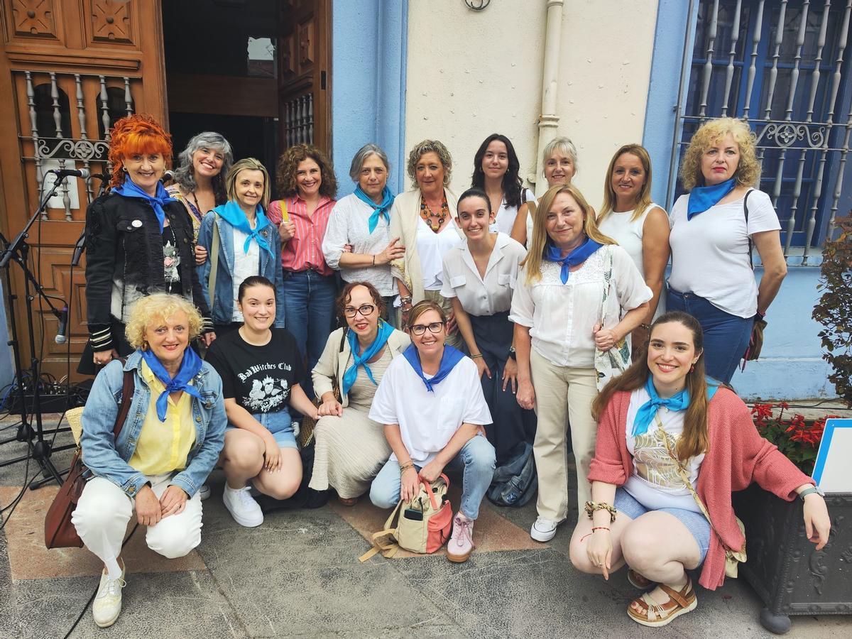 Foto de familia de las integrantes del coro que asistieron al pregón desde la plaza del Ayuntamiento.