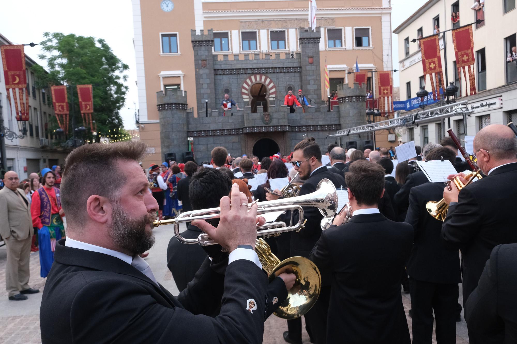 ¡Elda ya está en fiestas! Así ha sido la Entrada de bandas y el pasodoble "Idella"