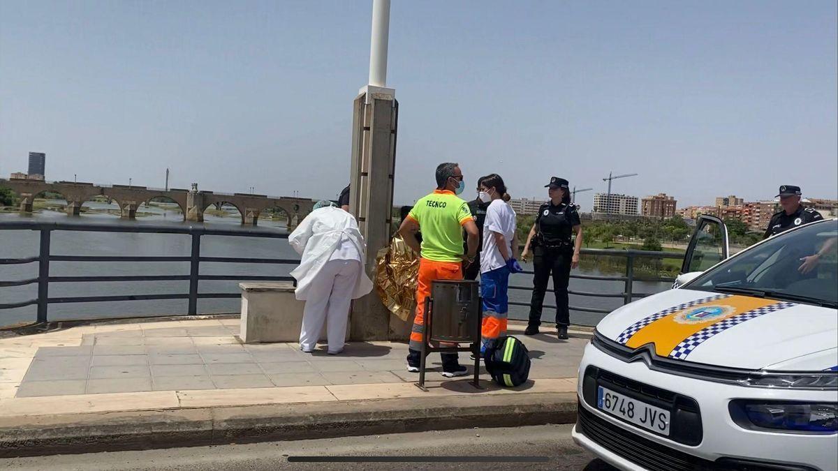 Sanitarios y policía atienden a la mujer en el puente de la Autonomía de Badajoz-