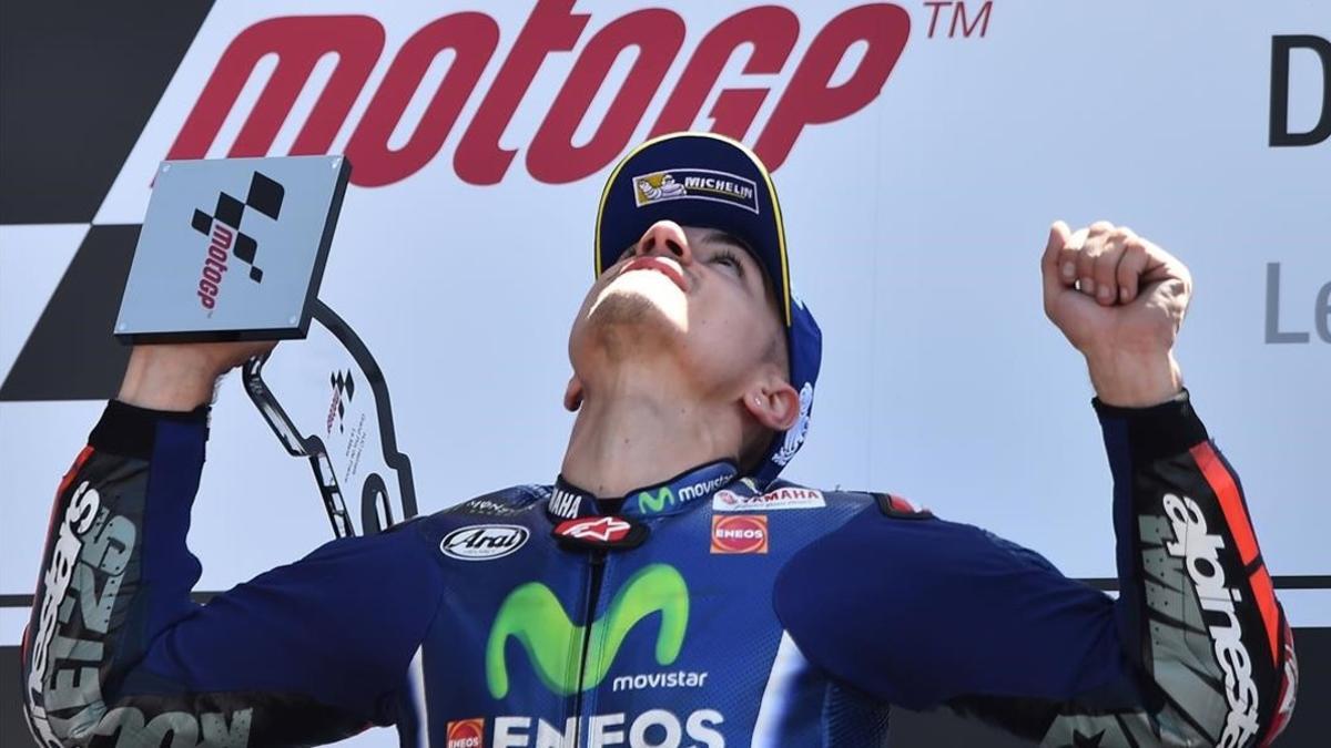 Maverick Viñales celebra su victoria en Le Mans.